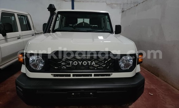Gura Nshya Toyota Land Cruiser White Imodoka i Kampala mu Uganda Gura Nshya Toyota Land Cruiser White Imodoka i Kampala mu Uganda