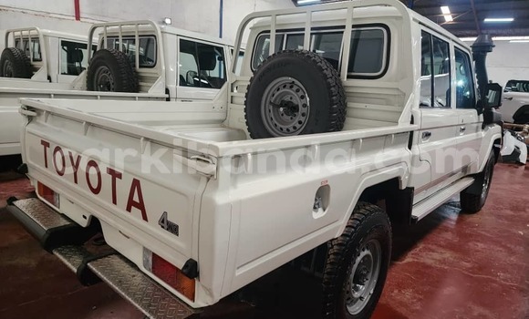 Gura Nshya Toyota Land Cruiser White Imodoka i Kampala mu Uganda Gura Nshya Toyota Land Cruiser White Imodoka i Kampala mu Uganda