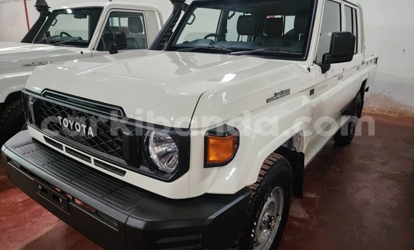 Gura Nshya Toyota Land Cruiser White Imodoka i Kampala mu Uganda Gura Nshya Toyota Land Cruiser White Imodoka i Kampala mu Uganda
