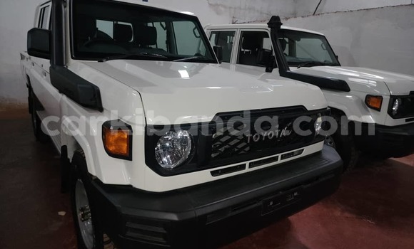 Gura Nshya Toyota Land Cruiser White Imodoka i Kampala mu Uganda Gura Nshya Toyota Land Cruiser White Imodoka i Kampala mu Uganda