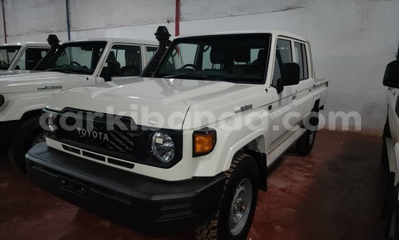 Gura Nshya Toyota Land Cruiser White Imodoka i Kampala mu Uganda Gura Nshya Toyota Land Cruiser White Imodoka i Kampala mu Uganda