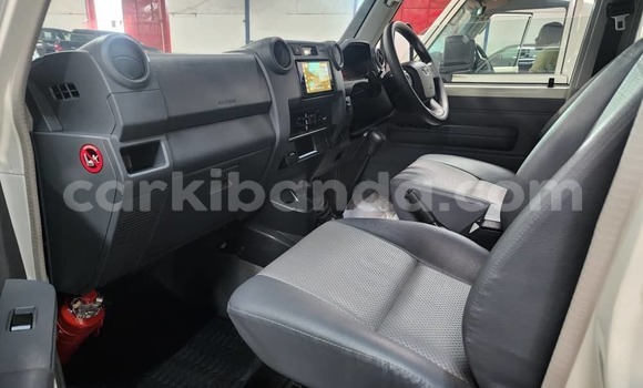 Gura Nshya Toyota Land Cruiser White Imodoka i Kampala mu Uganda Gura Nshya Toyota Land Cruiser White Imodoka i Kampala mu Uganda