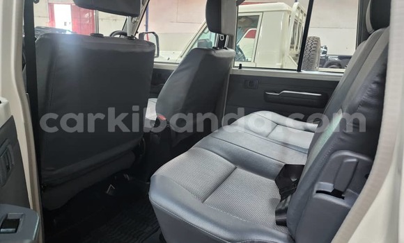 Gura Nshya Toyota Land Cruiser White Imodoka i Kampala mu Uganda Gura Nshya Toyota Land Cruiser White Imodoka i Kampala mu Uganda