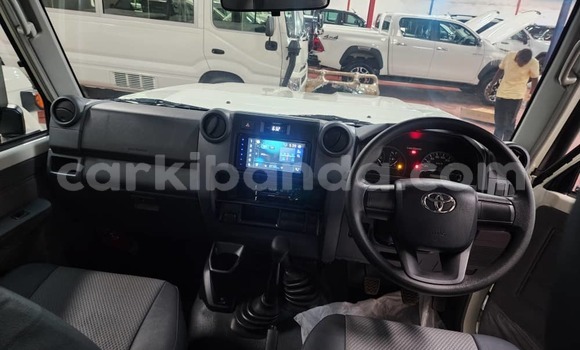 Gura Nshya Toyota Land Cruiser White Imodoka i Kampala mu Uganda Gura Nshya Toyota Land Cruiser White Imodoka i Kampala mu Uganda
