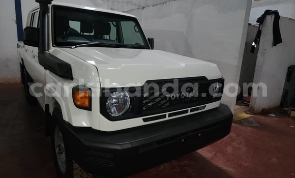 Gura Nshya Toyota Land Cruiser White Imodoka i Kampala mu Uganda Gura Nshya Toyota Land Cruiser White Imodoka i Kampala mu Uganda