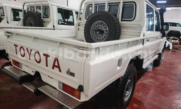 Gura Nshya Toyota Land Cruiser White Imodoka i Kampala mu Uganda Gura Nshya Toyota Land Cruiser White Imodoka i Kampala mu Uganda