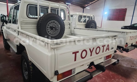 Gura Nshya Toyota Land Cruiser White Imodoka i Kampala mu Uganda Gura Nshya Toyota Land Cruiser White Imodoka i Kampala mu Uganda
