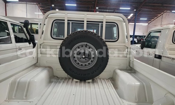 Gura Nshya Toyota Land Cruiser White Imodoka i Kampala mu Uganda Gura Nshya Toyota Land Cruiser White Imodoka i Kampala mu Uganda