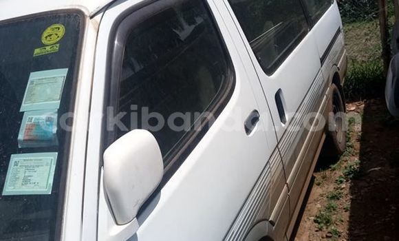 Gura Yakoze Toyota Super Custom White Imodoka i Kampala mu Uganda Gura Yakoze Toyota Super Custom White Imodoka i Kampala mu Uganda