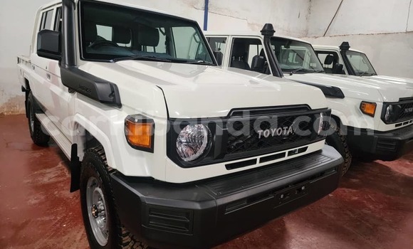 Gura Nshya Toyota Land Cruiser White Imodoka i Kampala mu Uganda Gura Nshya Toyota Land Cruiser White Imodoka i Kampala mu Uganda