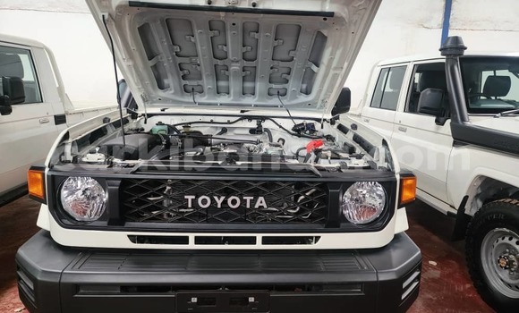 Gura Nshya Toyota Land Cruiser White Imodoka i Kampala mu Uganda Gura Nshya Toyota Land Cruiser White Imodoka i Kampala mu Uganda