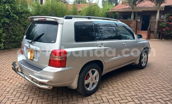 Gura Yakoze Toyota Kluger Silver Imodoka i Kampala mu Uganda Gura Yakoze Toyota Kluger Silver Imodoka i Kampala mu Uganda
