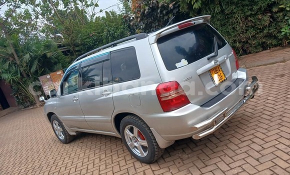Gura Yakoze Toyota Kluger Silver Imodoka i Kampala mu Uganda Gura Yakoze Toyota Kluger Silver Imodoka i Kampala mu Uganda