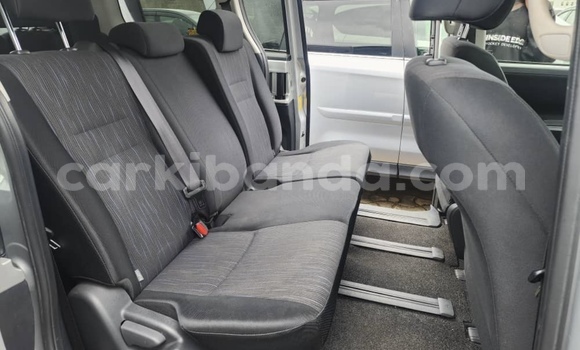 Nunua Mpya Toyota Noah Fedha Gari ndani ya Kampala nchini Uganda Nunua Mpya Toyota Noah Fedha Gari ndani ya Kampala nchini Uganda