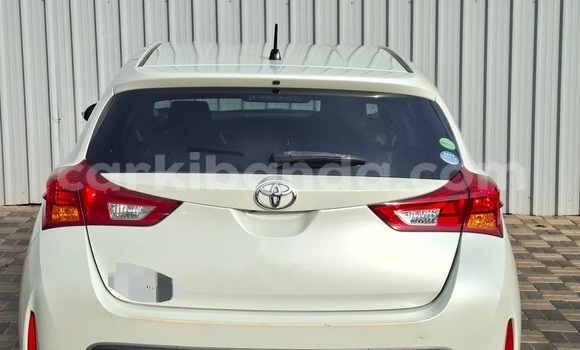 Nunua Mpya Toyota Auris Nyeupe Gari ndani ya Kampala nchini Uganda Nunua Mpya Toyota Auris Nyeupe Gari ndani ya Kampala nchini Uganda