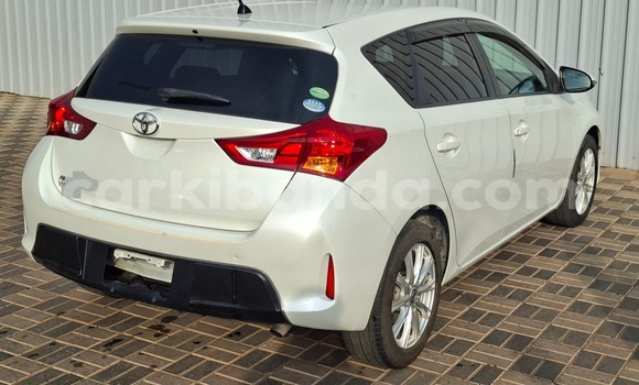 Nunua Mpya Toyota Auris Nyeupe Gari ndani ya Kampala nchini Uganda Nunua Mpya Toyota Auris Nyeupe Gari ndani ya Kampala nchini Uganda