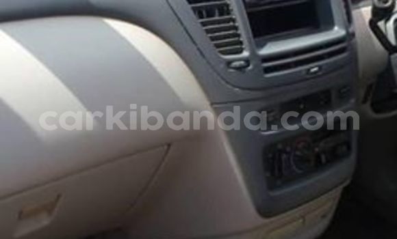 Gura Yakoze Toyota Nadia White Imodoka i Kampala mu Uganda Gura Yakoze Toyota Nadia White Imodoka i Kampala mu Uganda