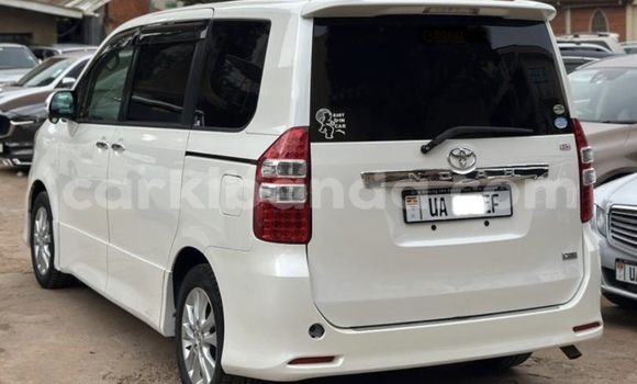 Nunua Mpya Toyota Noah Nyeupe Gari ndani ya Kampala nchini Uganda Nunua Mpya Toyota Noah Nyeupe Gari ndani ya Kampala nchini Uganda