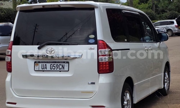 Nunua Mpya Toyota Noah Nyeupe Gari ndani ya Kampala nchini Uganda Nunua Mpya Toyota Noah Nyeupe Gari ndani ya Kampala nchini Uganda