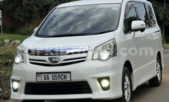 Nunua Mpya Toyota Noah Nyeupe Gari ndani ya Kampala nchini Uganda Nunua Mpya Toyota Noah Nyeupe Gari ndani ya Kampala nchini Uganda