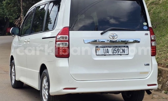 Nunua Mpya Toyota Noah Nyeupe Gari ndani ya Kampala nchini Uganda Nunua Mpya Toyota Noah Nyeupe Gari ndani ya Kampala nchini Uganda