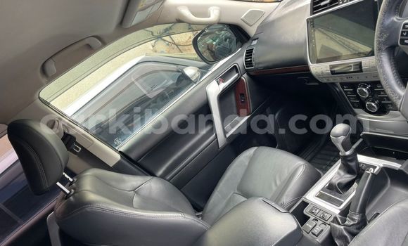 Nunua Mpya Toyota Land Cruiser Prado Nyeusi Gari ndani ya Kampala nchini Uganda Nunua Mpya Toyota Land Cruiser Prado Nyeusi Gari ndani ya Kampala nchini Uganda