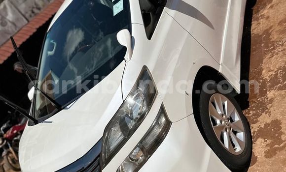 Nunua Ilio tumika Toyota Alphard Nyeupe Gari ndani ya Kampala nchini Uganda Nunua Ilio tumika Toyota Alphard Nyeupe Gari ndani ya Kampala nchini Uganda