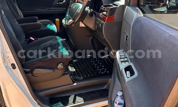 Nunua Ilio tumika Toyota Alphard Nyeupe Gari ndani ya Kampala nchini Uganda Nunua Ilio tumika Toyota Alphard Nyeupe Gari ndani ya Kampala nchini Uganda