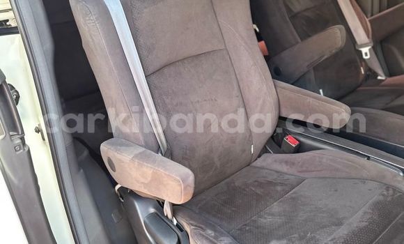 Nunua Ilio tumika Toyota Alphard Nyeupe Gari ndani ya Kampala nchini Uganda Nunua Ilio tumika Toyota Alphard Nyeupe Gari ndani ya Kampala nchini Uganda