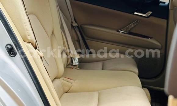 Nunua Ilio tumika Toyota Mark X Fedha Gari ndani ya Kampala nchini Uganda Nunua Ilio tumika Toyota Mark X Fedha Gari ndani ya Kampala nchini Uganda