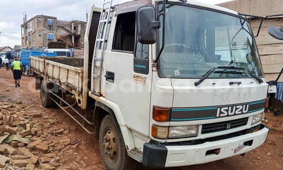 Nunua Imported Isuzu FTR 850 Nyeupe Lori ndani ya Kampala nchini Uganda Nunua Imported Isuzu FTR 850 Nyeupe Lori ndani ya Kampala nchini Uganda