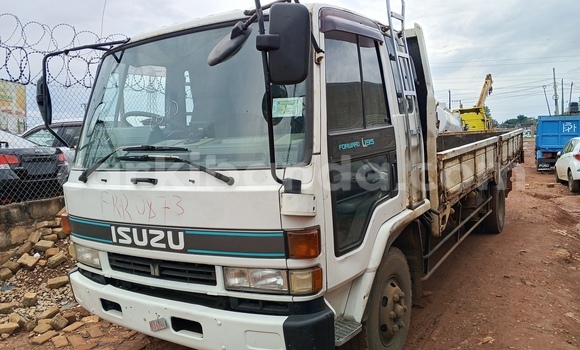 Nunua Imported Isuzu FTR 850 Nyeupe Lori ndani ya Kampala nchini Uganda Nunua Imported Isuzu FTR 850 Nyeupe Lori ndani ya Kampala nchini Uganda