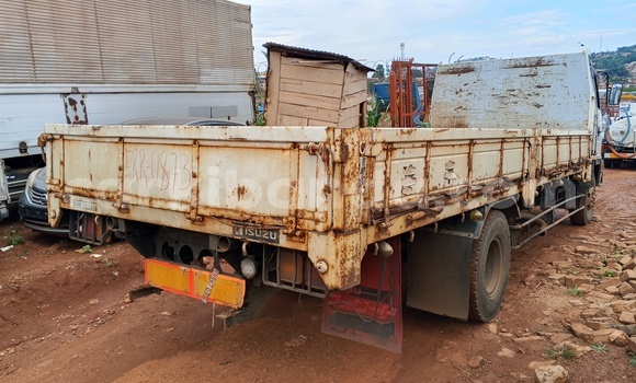 Nunua Imported Isuzu FTR 850 Nyeupe Lori ndani ya Kampala nchini Uganda Nunua Imported Isuzu FTR 850 Nyeupe Lori ndani ya Kampala nchini Uganda