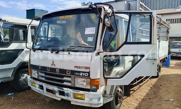 Gura Imported Fuso Fighter White Ikamyo i Kampala mu Uganda Gura Imported Fuso Fighter White Ikamyo i Kampala mu Uganda