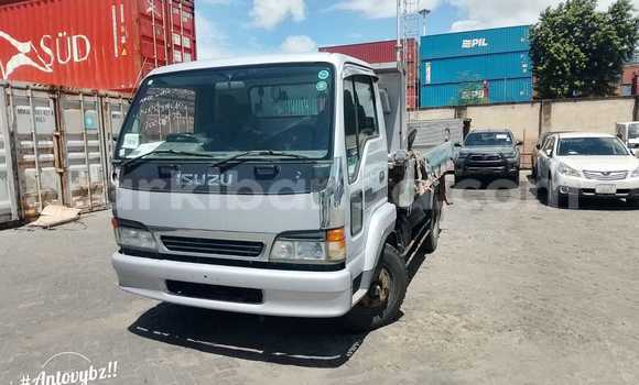 Nunua Imported Isuzu FTR 850 Nyeupe Lori ndani ya Kampala nchini Uganda Nunua Imported Isuzu FTR 850 Nyeupe Lori ndani ya Kampala nchini Uganda