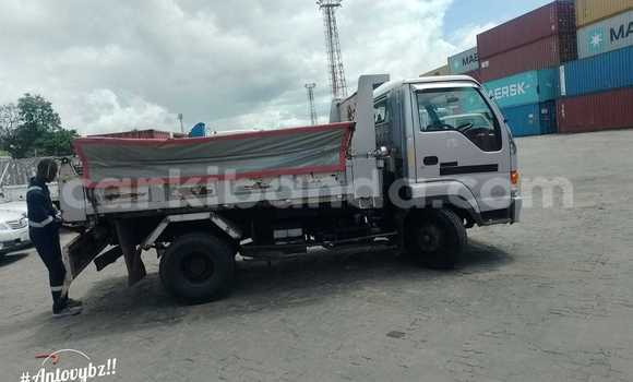Nunua Imported Isuzu FTR 850 Nyeupe Lori ndani ya Kampala nchini Uganda Nunua Imported Isuzu FTR 850 Nyeupe Lori ndani ya Kampala nchini Uganda