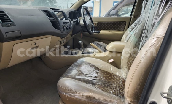 Nunua Mpya Toyota Hiluxe VIGO Nyeupe Gari ndani ya Kampala nchini Uganda Nunua Mpya Toyota Hiluxe VIGO Nyeupe Gari ndani ya Kampala nchini Uganda