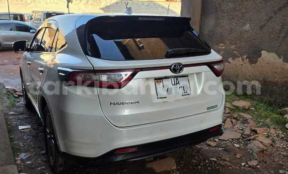 Gura Nshya Toyota Harrier White Imodoka i Kampala mu Uganda