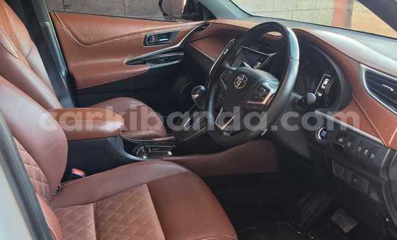 Acheter Neuf Voiture Toyota Harrier Blanc à Kampala, Ouganda Acheter Neuf Voiture Toyota Harrier Blanc à Kampala, Ouganda