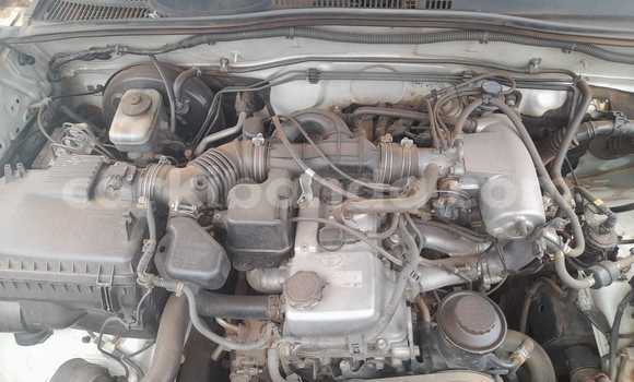 Nunua Ilio tumika Toyota Land Cruiser Prado Nyeupe Gari ndani ya Kampala nchini Uganda Nunua Ilio tumika Toyota Land Cruiser Prado Nyeupe Gari ndani ya Kampala nchini Uganda