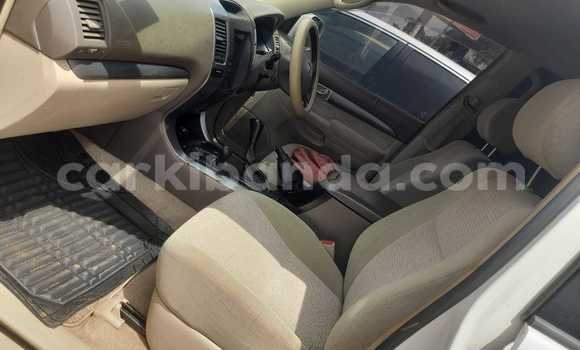 Nunua Ilio tumika Toyota Land Cruiser Prado Nyeupe Gari ndani ya Kampala nchini Uganda Nunua Ilio tumika Toyota Land Cruiser Prado Nyeupe Gari ndani ya Kampala nchini Uganda
