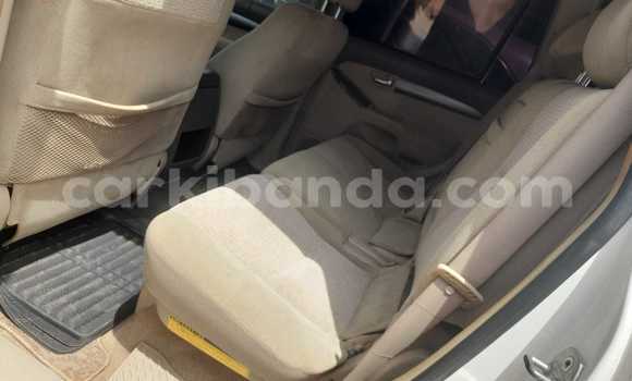 Nunua Ilio tumika Toyota Land Cruiser Prado Nyeupe Gari ndani ya Kampala nchini Uganda Nunua Ilio tumika Toyota Land Cruiser Prado Nyeupe Gari ndani ya Kampala nchini Uganda