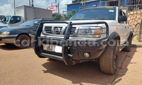 Nunua Ilio tumika Nissan Hardbody Nyeupe Gari ndani ya Kampala nchini Uganda Nunua Ilio tumika Nissan Hardbody Nyeupe Gari ndani ya Kampala nchini Uganda