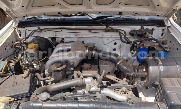 Nunua Ilio tumika Nissan Hardbody Nyeupe Gari ndani ya Kampala nchini Uganda Nunua Ilio tumika Nissan Hardbody Nyeupe Gari ndani ya Kampala nchini Uganda