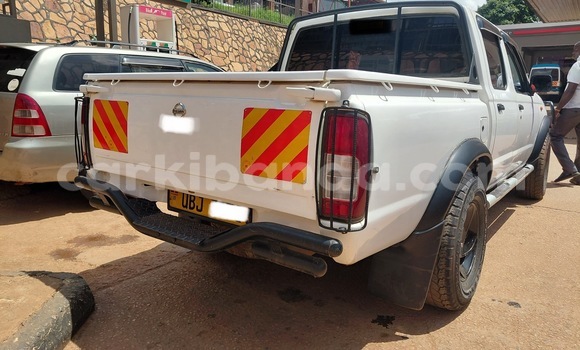 Nunua Ilio tumika Nissan Hardbody Nyeupe Gari ndani ya Kampala nchini Uganda Nunua Ilio tumika Nissan Hardbody Nyeupe Gari ndani ya Kampala nchini Uganda