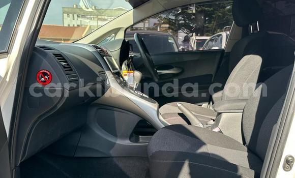 Nunua Mpya Toyota Auris Nyeupe Gari ndani ya Kampala nchini Uganda Nunua Mpya Toyota Auris Nyeupe Gari ndani ya Kampala nchini Uganda