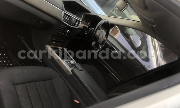 Nunua Mpya Mercedes-Benz E-Classe Nyeupe Gari ndani ya Kampala nchini Uganda Nunua Mpya Mercedes-Benz E-Classe Nyeupe Gari ndani ya Kampala nchini Uganda
