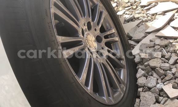 Nunua Mpya Mercedes-Benz E-Classe Nyeupe Gari ndani ya Kampala nchini Uganda Nunua Mpya Mercedes-Benz E-Classe Nyeupe Gari ndani ya Kampala nchini Uganda