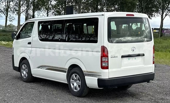 Gura Nshya Toyota Hiace White Imodoka i Adjumani mu Northern Gura Nshya Toyota Hiace White Imodoka i Adjumani mu Northern