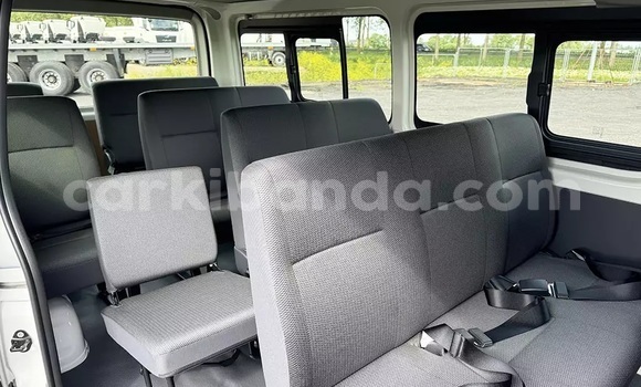 Gura Nshya Toyota Hiace White Imodoka i Adjumani mu Northern Gura Nshya Toyota Hiace White Imodoka i Adjumani mu Northern